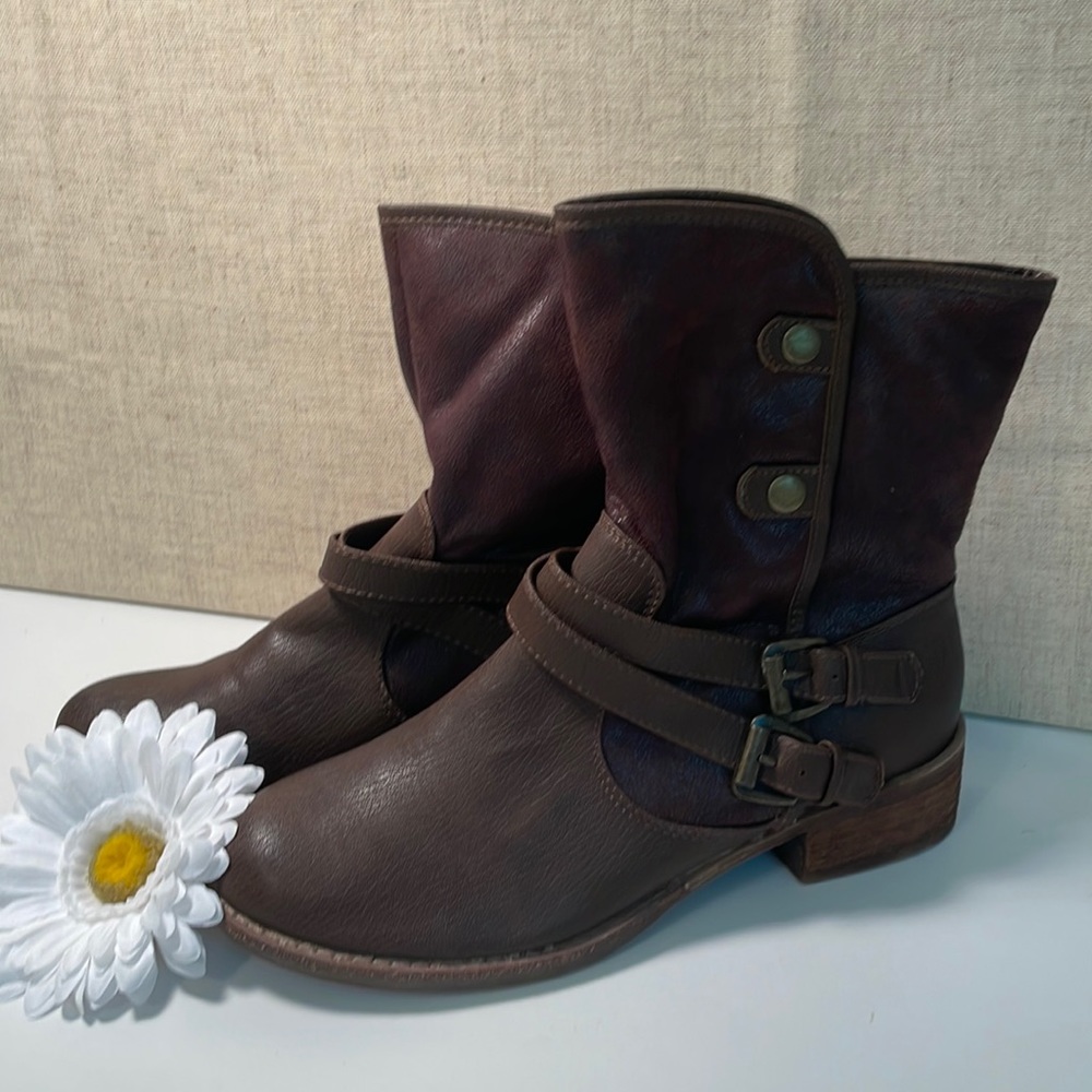 Ladies winter boots. Brown leather